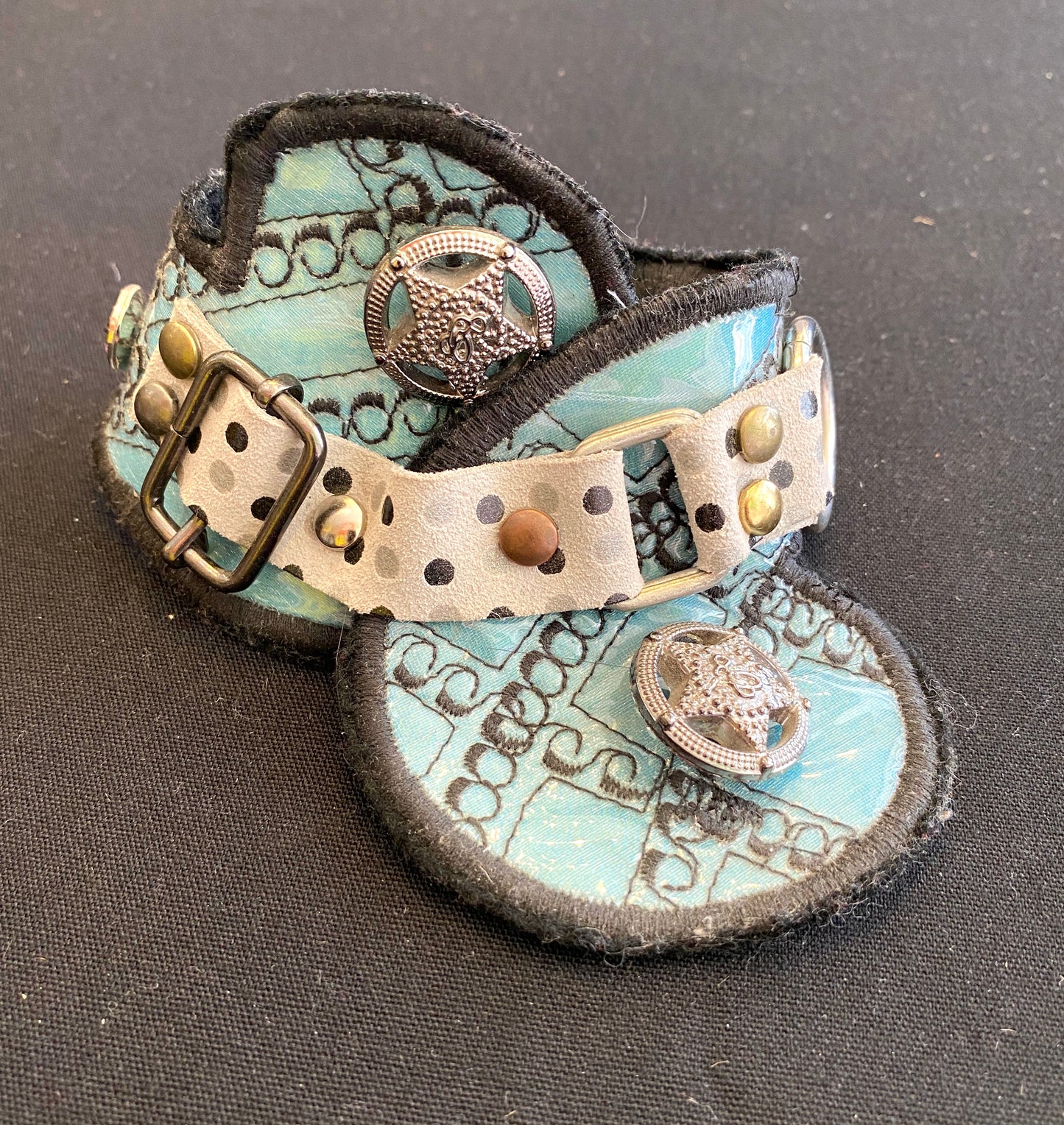 Fabric bracelet with stars and buckle  |  Valerie Vavrock